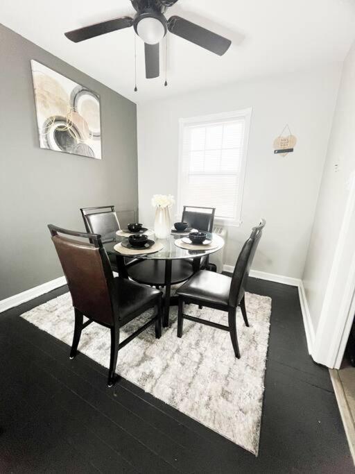 The Gateway: Entire Apartment 7 Mins From Airport クリーブランド エクステリア 写真