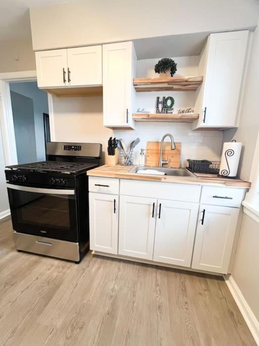 The Gateway: Entire Apartment 7 Mins From Airport クリーブランド エクステリア 写真