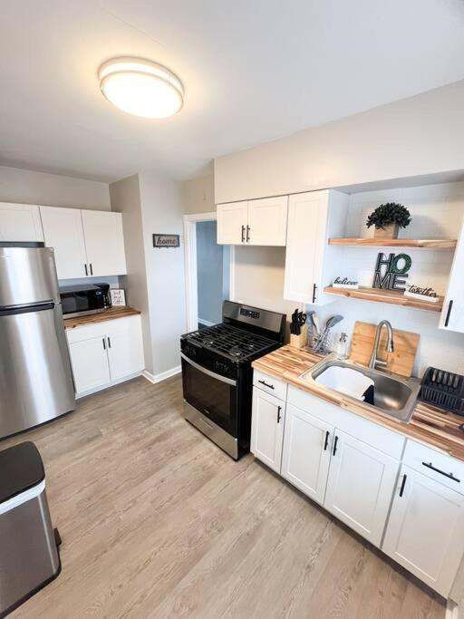 The Gateway: Entire Apartment 7 Mins From Airport クリーブランド エクステリア 写真