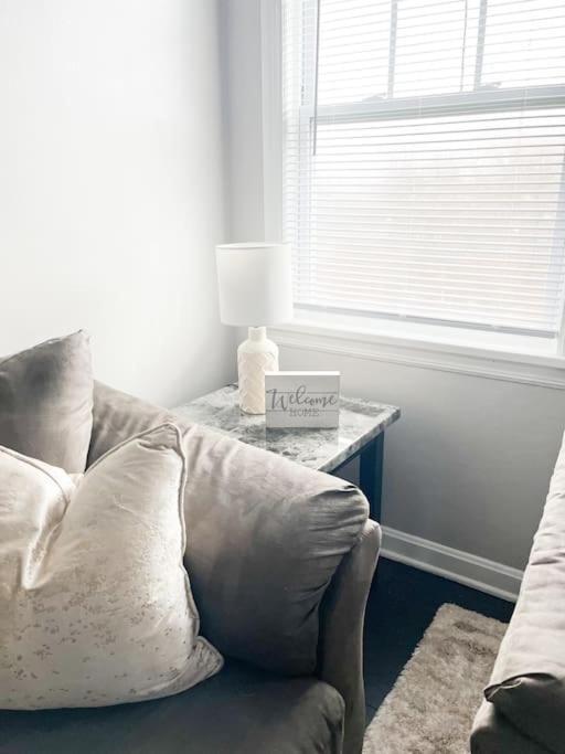 The Gateway: Entire Apartment 7 Mins From Airport クリーブランド エクステリア 写真