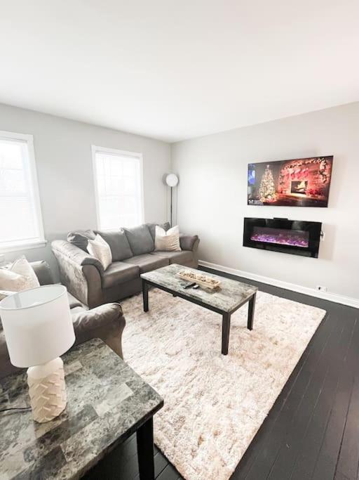 The Gateway: Entire Apartment 7 Mins From Airport クリーブランド エクステリア 写真