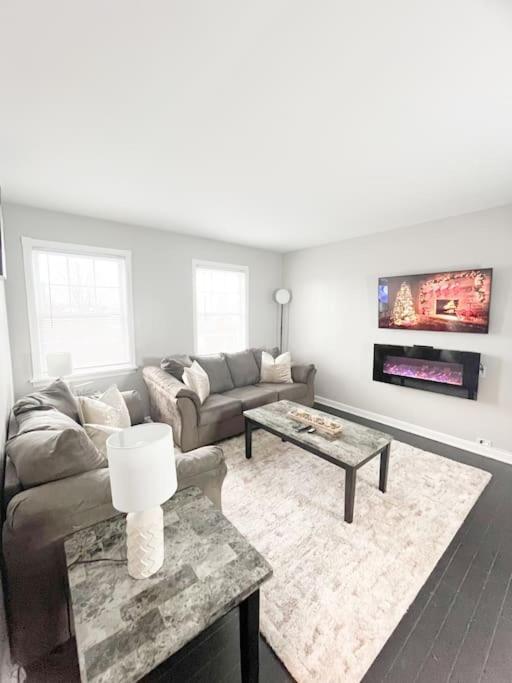 The Gateway: Entire Apartment 7 Mins From Airport クリーブランド エクステリア 写真