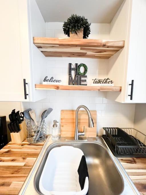 The Gateway: Entire Apartment 7 Mins From Airport クリーブランド エクステリア 写真