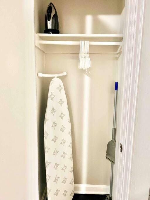 The Gateway: Entire Apartment 7 Mins From Airport クリーブランド エクステリア 写真